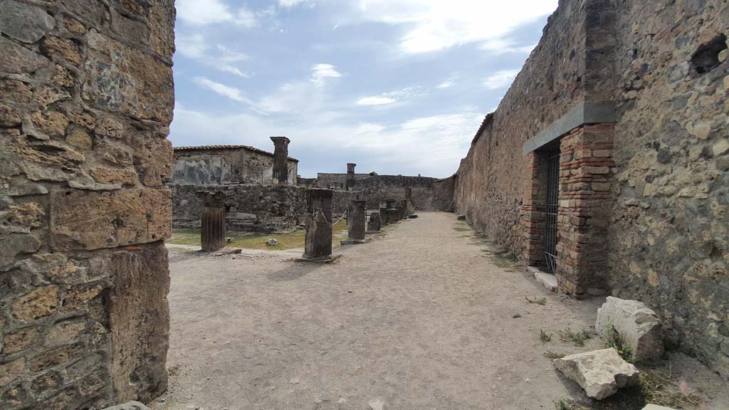 VII.7.32 Pompeii. August 2021. Looking west along north portico from entrance/exit doorway towards Forum.
Foto Annette Haug, ERC Grant 681269 DÉCOR.