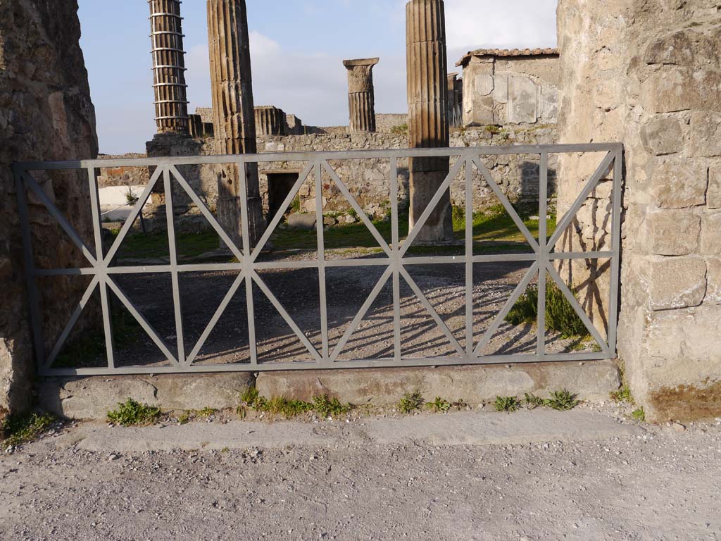 VII.7.32 Pompeii. March 2019. “Closed doorway” from Temple to west side of Forum.
Foto Anne Kleineberg, ERC Grant 681269 DÉCOR.