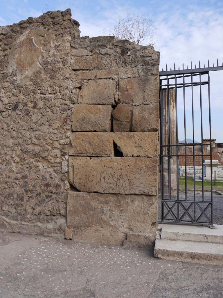 VII.7.32, Pompeii. September 2018. Looking north towards west side of doorway on Via Marina.
Foto Anne Kleineberg, ERC Grant 681269 DÉCOR.
