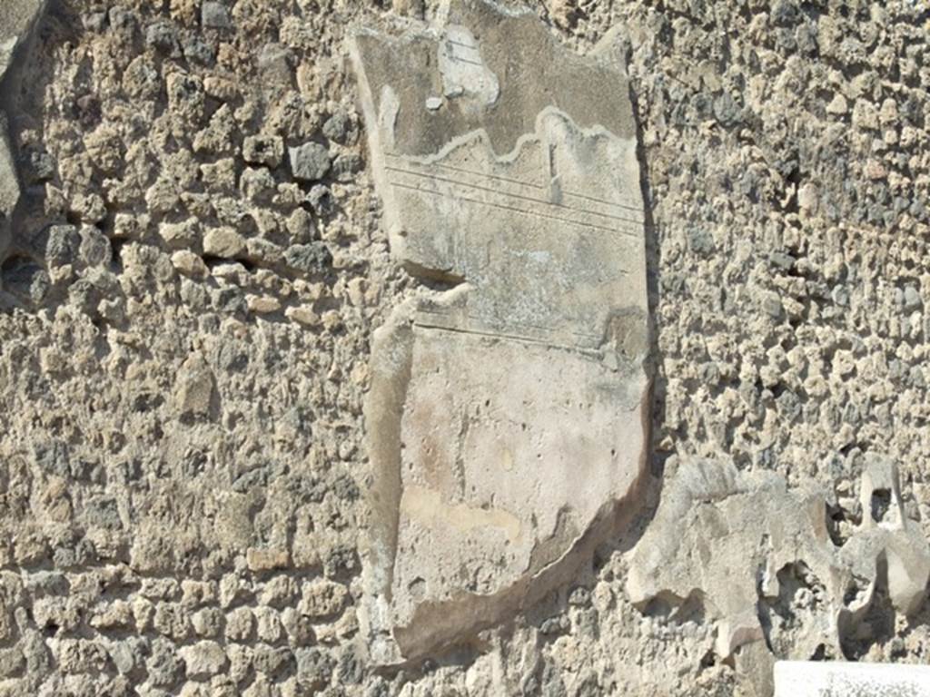 VII.7.32 Pompeii.  March 2009.  East wall at side of entrance. Remains of plaster.