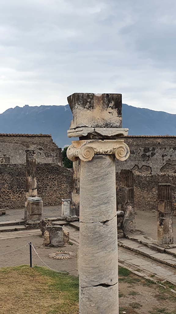 VII.7.32 Pompeii. August 2021. Rear of sundial from podium of Temple.
Foto Annette Haug, ERC Grant 681269 DÉCOR.
