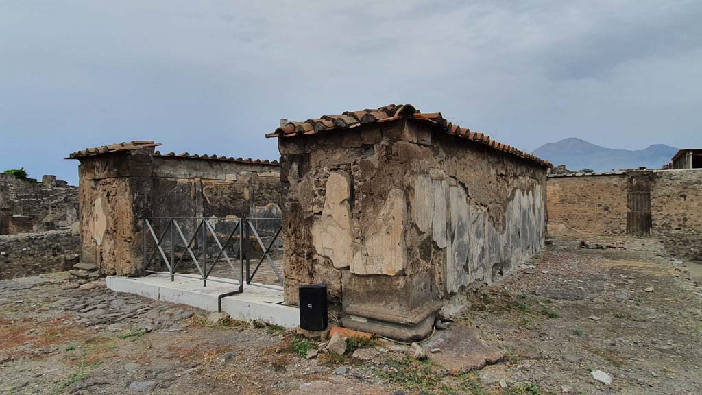 VII.7.32 Pompeii. August 2021. Looking north-west across south side of cella with entrance doorway, from east side.
Foto Annette Haug, ERC Grant 681269 DÉCOR.