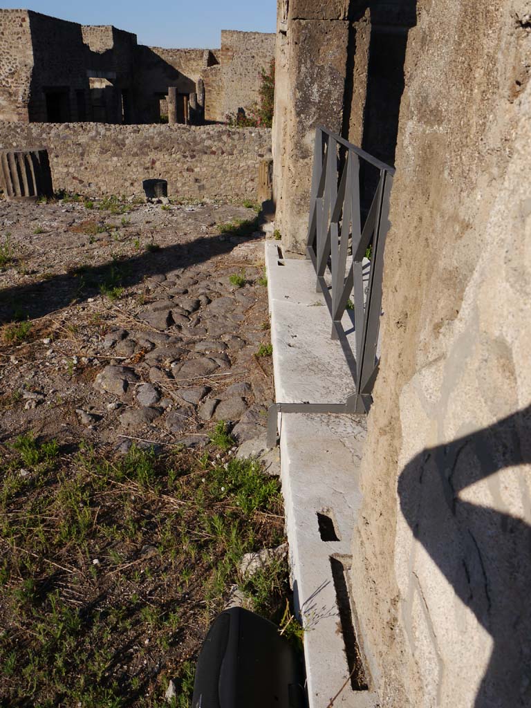 VII.7.32, Pompeii. September 2018. Looking west across threshold of cella entrance doorway.
Foto Anne Kleineberg, ERC Grant 681269 DÉCOR.