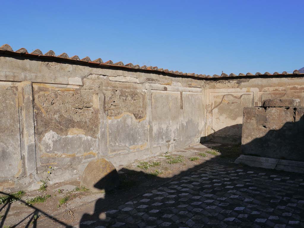 VII.7.32 Pompeii. September 2018. Looking towards west wall, and omphalos.
Foto Anne Kleineberg, ERC Grant 681269 DÉCOR.