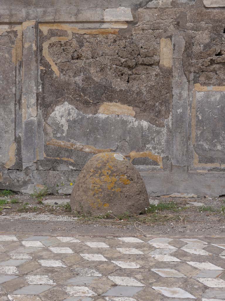 VII.7.32, Pompeii. September 2018. Omphalos near west wall.
Foto Anne Kleineberg, ERC Grant 681269 DÉCOR.