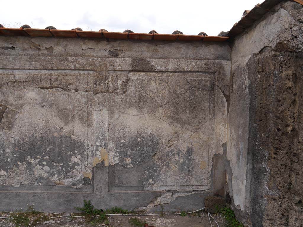 VII.7.32, Pompeii. September 2018. Looking towards east wall in south-east corner.
Foto Anne Kleineberg, ERC Grant 681269 DÉCOR.