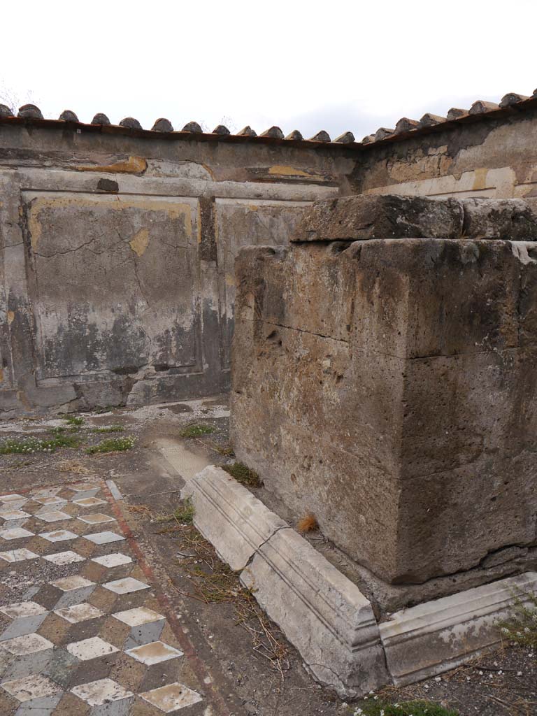 VII.7.32 Pompeii. September 2018. Looking north-west towards detail of altar with remains of marble footings.
Foto Anne Kleineberg, ERC Grant 681269 DÉCOR.