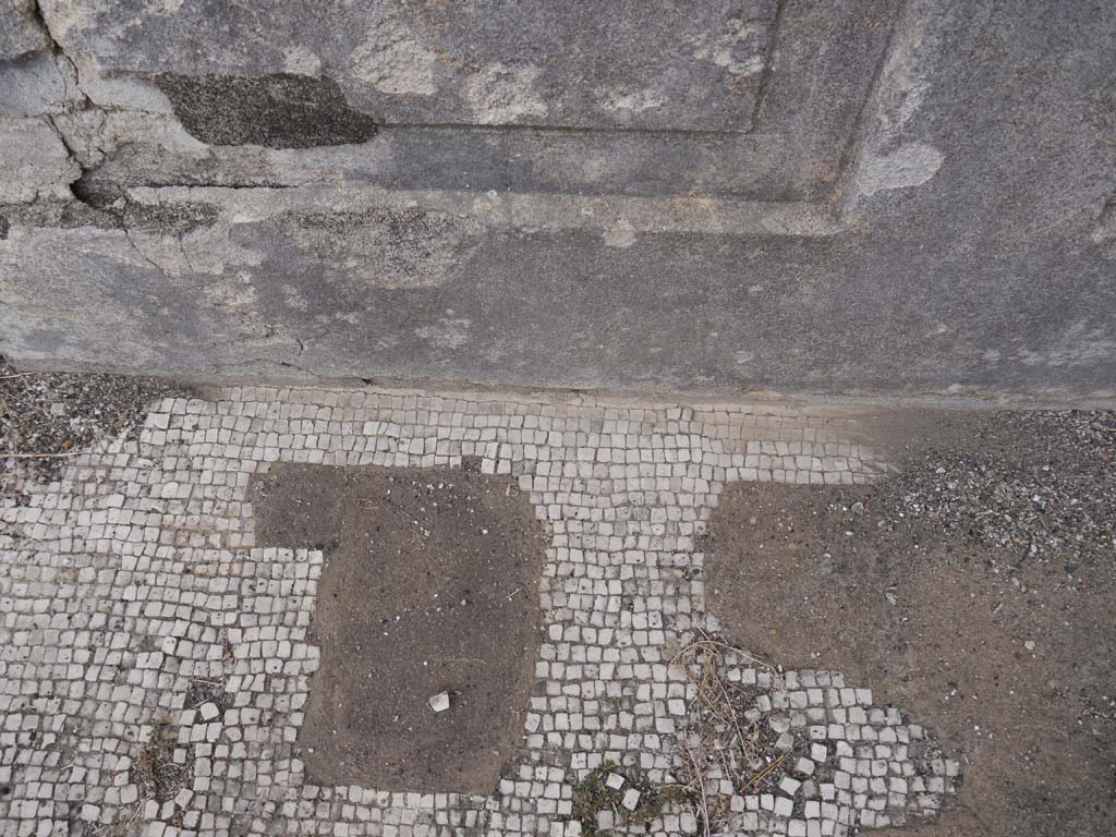 VII.7.32 Pompeii. September 2018. Detail of flooring near base of west wall.
Foto Anne Kleineberg, ERC Grant 681269 DÉCOR.
