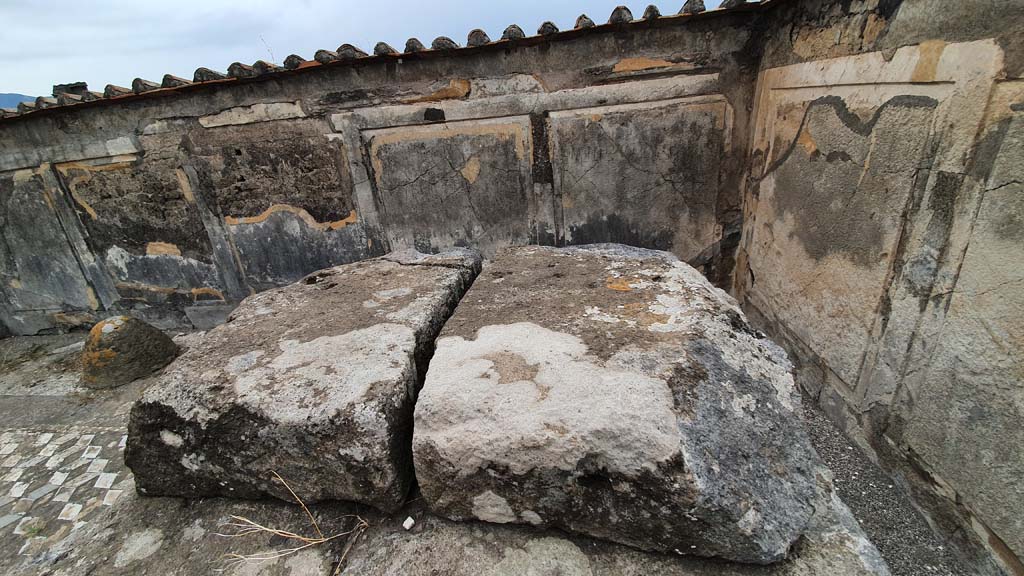 VII.7.32 Pompeii. August 2021. Looking towards west wall with detail of top of altar.
Foto Annette Haug, ERC Grant 681269 DÉCOR.