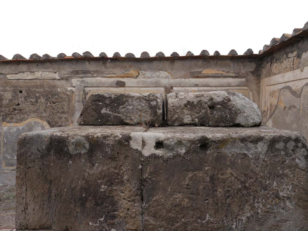 VII.7.32, Pompeii. September 2018. Looking west with detail of altar.
Foto Anne Kleineberg, ERC Grant 681269 DÉCOR.