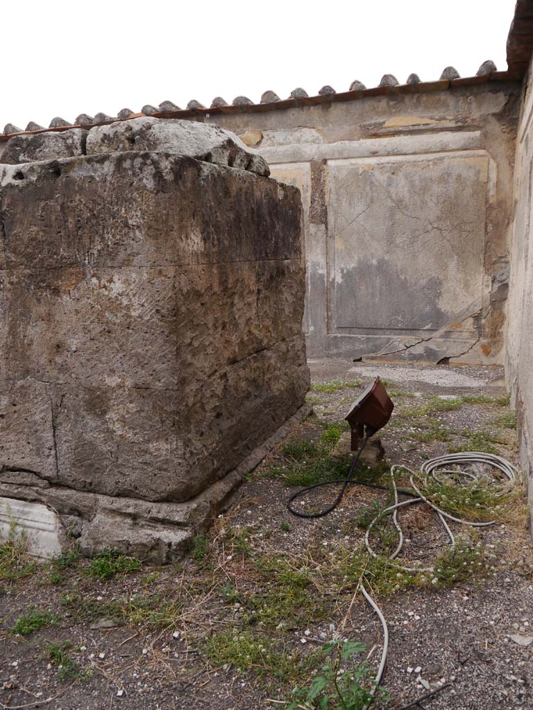 VII.7.32, Pompeii. September 2018.
Looking west towards north-west corner in cella with detail of rear of altar.
Foto Anne Kleineberg, ERC Grant 681269 DÉCOR.