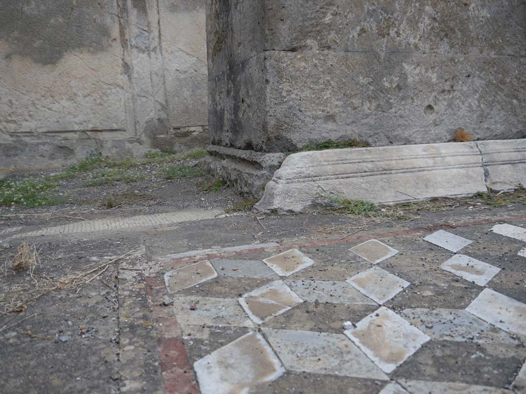 VII.7.32, Pompeii. September 2018. Looking north to south side base of altar, at west end.
Foto Anne Kleineberg, ERC Grant 681269 DÉCOR.