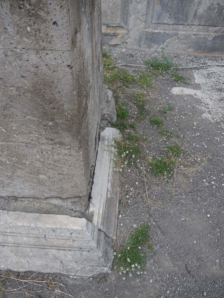 VII.7.32 Pompeii. September 2018. Looking north on east side of base of altar with marble footing.
Foto Anne Kleineberg, ERC Grant 681269 DÉCOR.