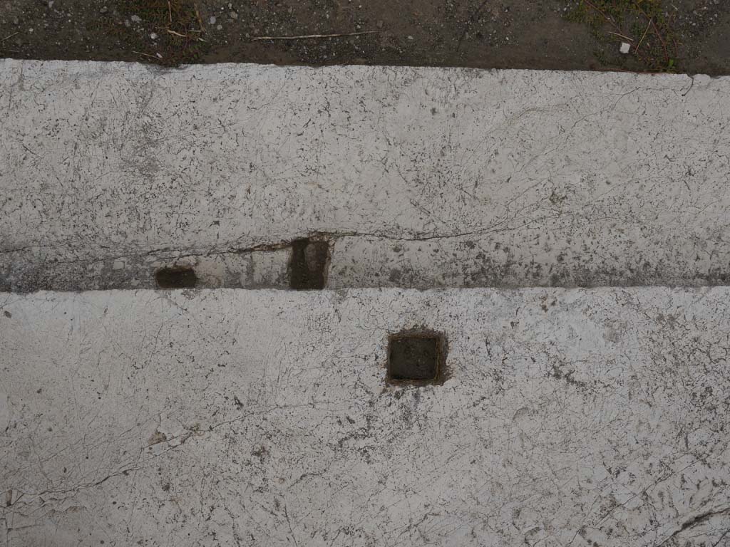 VII.7.32, Pompeii. September 2018. Detail of threshold with square centre hole.
Foto Anne Kleineberg, ERC Grant 681269 DÉCOR.