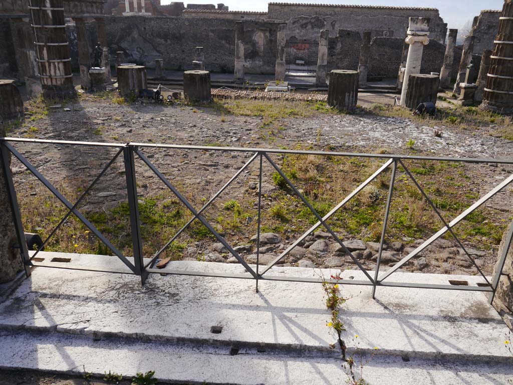 VII.7.32 Pompeii. March 2019. Looking south from entrance doorway threshold from cella onto podium.
Foto Anne Kleineberg, ERC Grant 681269 DÉCOR.