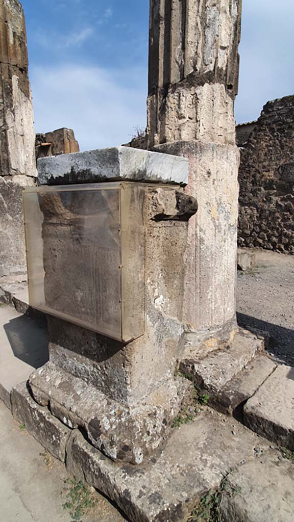 VII.7.32 Pompeii. August 2021. Statue base with inscription.
Foto Annette Haug, ERC Grant 681269 DÉCOR.