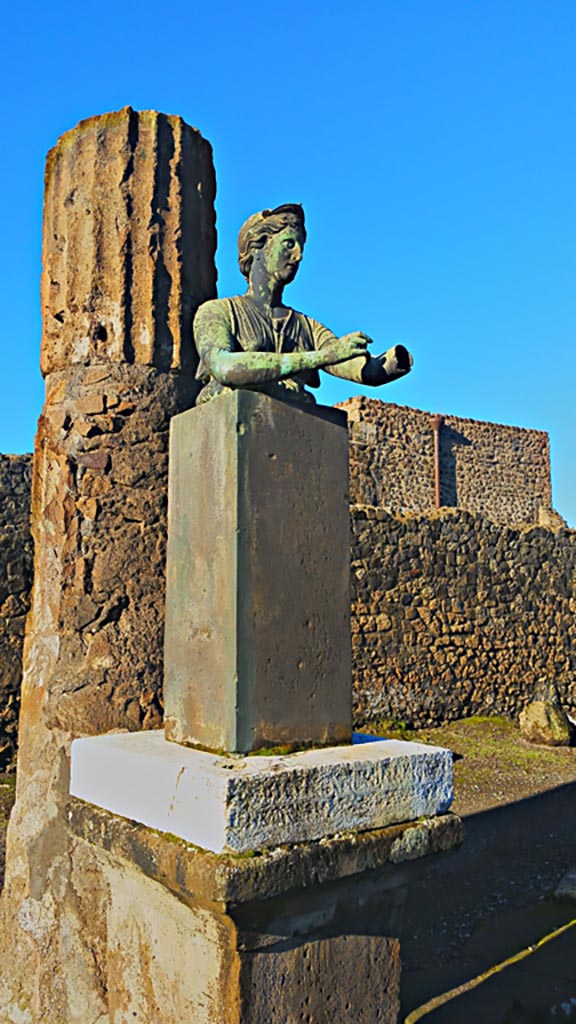 VII.7.32 Pompeii. December 2019.
Looking north-west to statue of Artemis. Photo courtesy of Giuseppe Ciaramella.
