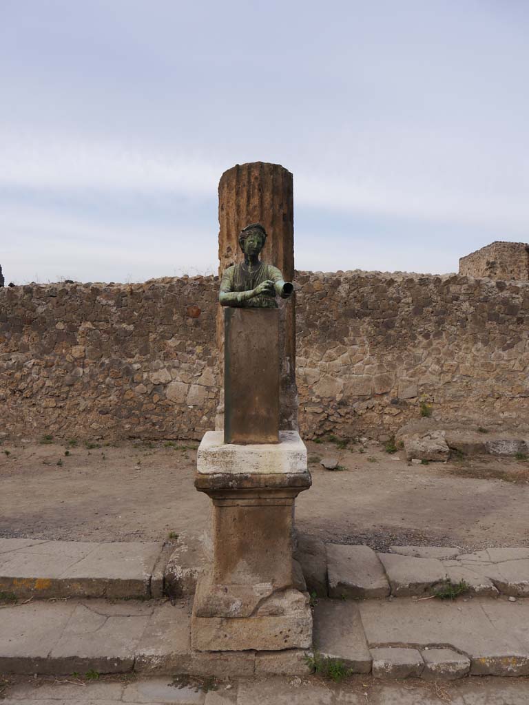 VII.7.32, Pompeii. September 2018. Looking west to statue of Artemis.
Foto Anne Kleineberg, ERC Grant 681269 DÉCOR.