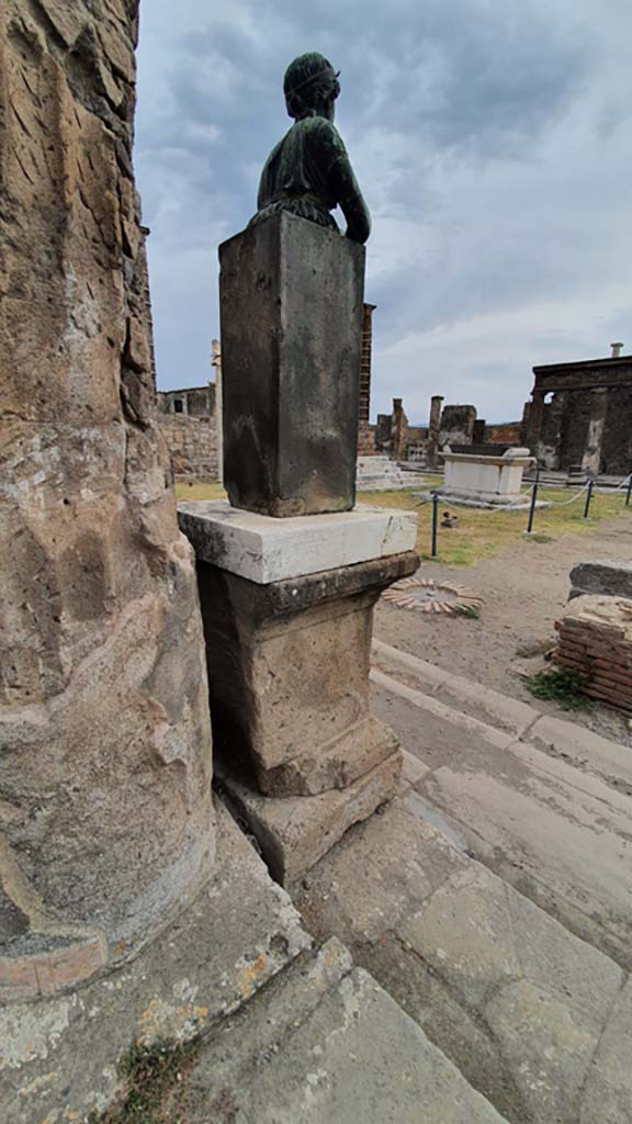 VII.7.32 Pompeii. August 2021. Looking north-east towards statue base in south-west corner.
Foto Annette Haug, ERC Grant 681269 DÉCOR.