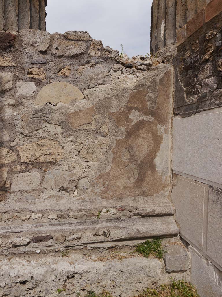 VII.7.32, Pompeii. September 2018. Detail of south-west corner of cella base, near steps.
Foto Anne Kleineberg, ERC Grant 681269 DÉCOR.