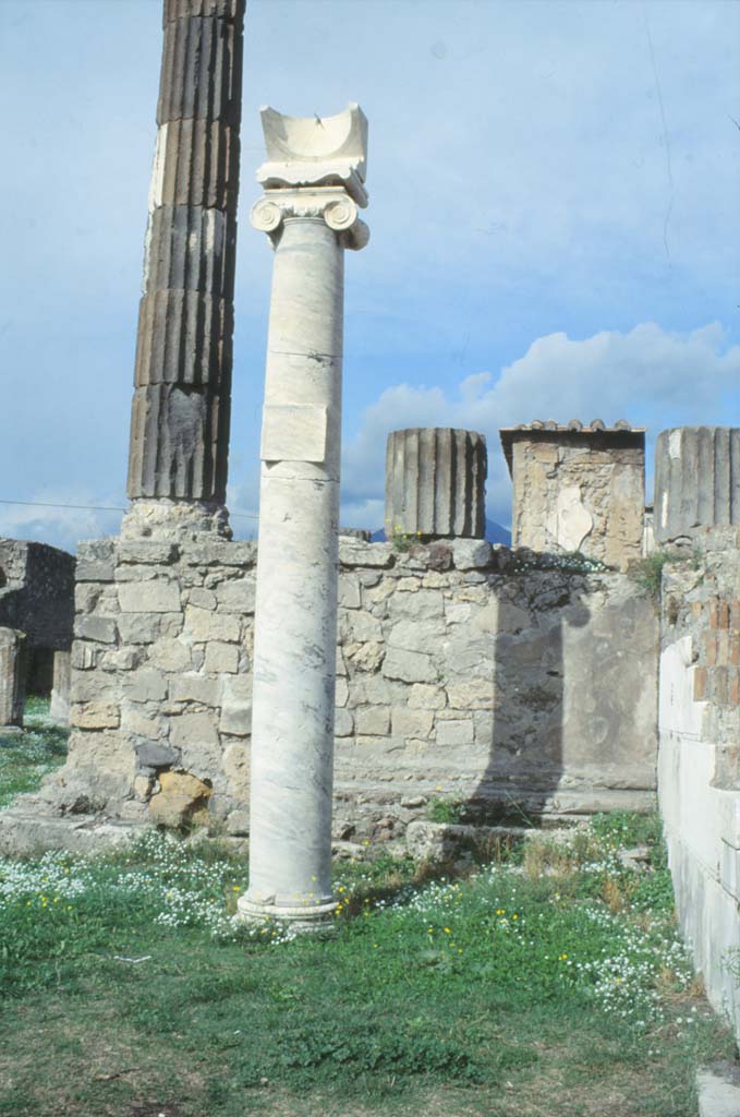 VII.7.32 Pompeii. October 1992. Looking north to sundial.
Photo by Louis Méric courtesy of Jean-Jacques Méric.