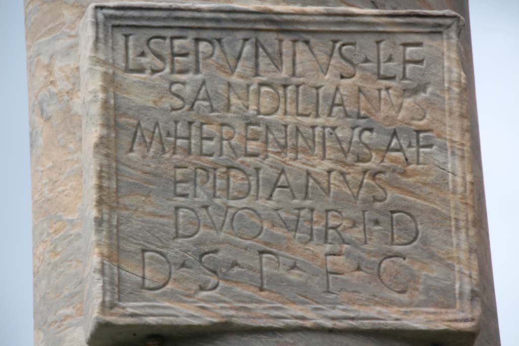 VII.7.32 Pompeii. April 2014. Plaque on sundial. Photo courtesy of Klaus Heese.