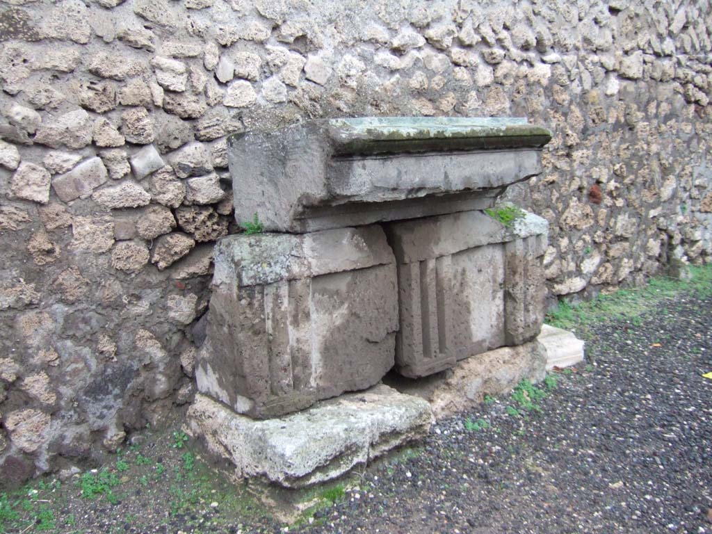 VII.7.32 Pompeii. December 2005. Outer west wall.