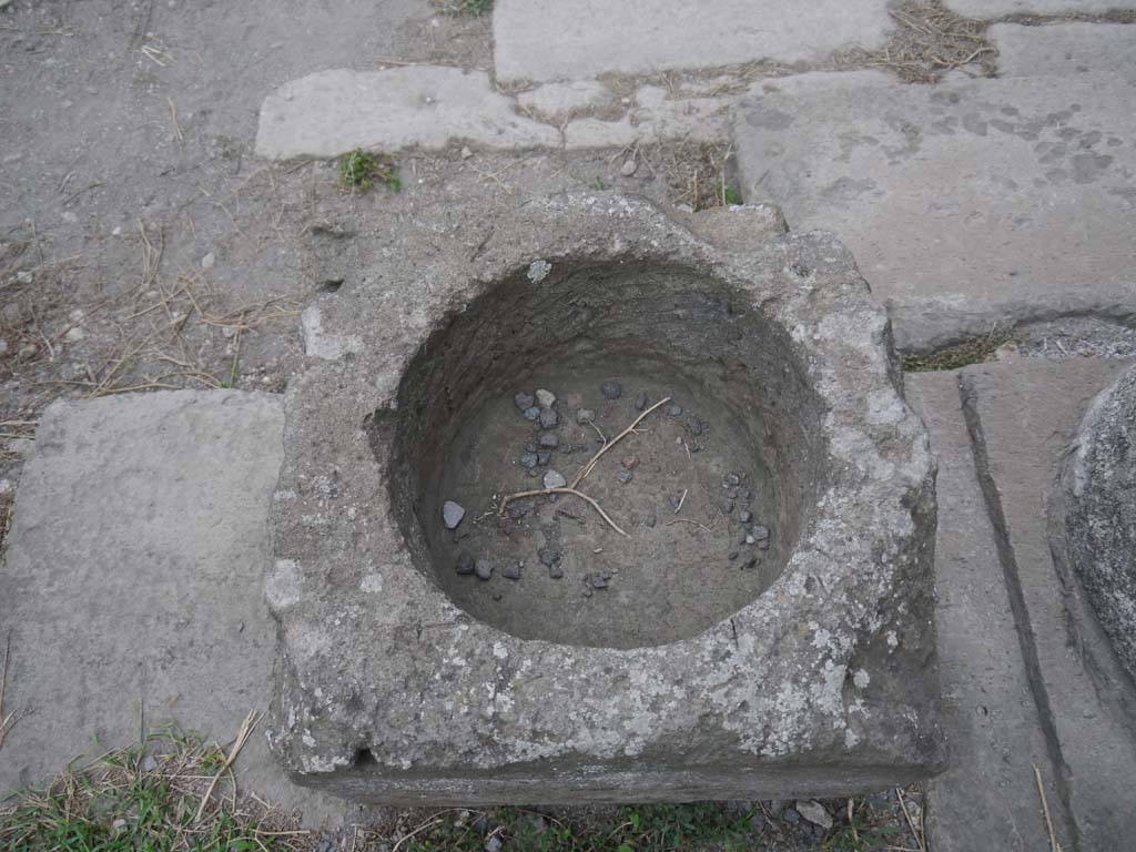 VII.7.32, Pompeii. September 2018. Stone cistern mouth in north-west corner.
Foto Anne Kleineberg, ERC Grant 681269 DÉCOR.