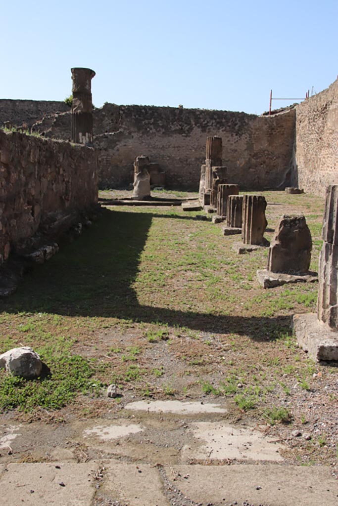 VII.7.32 Pompeii. October 2023.
Looking west across north side of rear of temple. Photo courtesy of Klaus Heese.