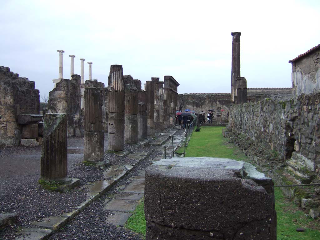 VII.7.32 Pompeii. December 2005. Looking south along east side of colonnade.