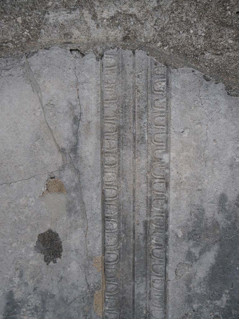 VII.7.32, Pompeii. September 2018. Detail of stucco decoration on exterior east wall of cella.
Foto Anne Kleineberg, ERC Grant 681269 DÉCOR.