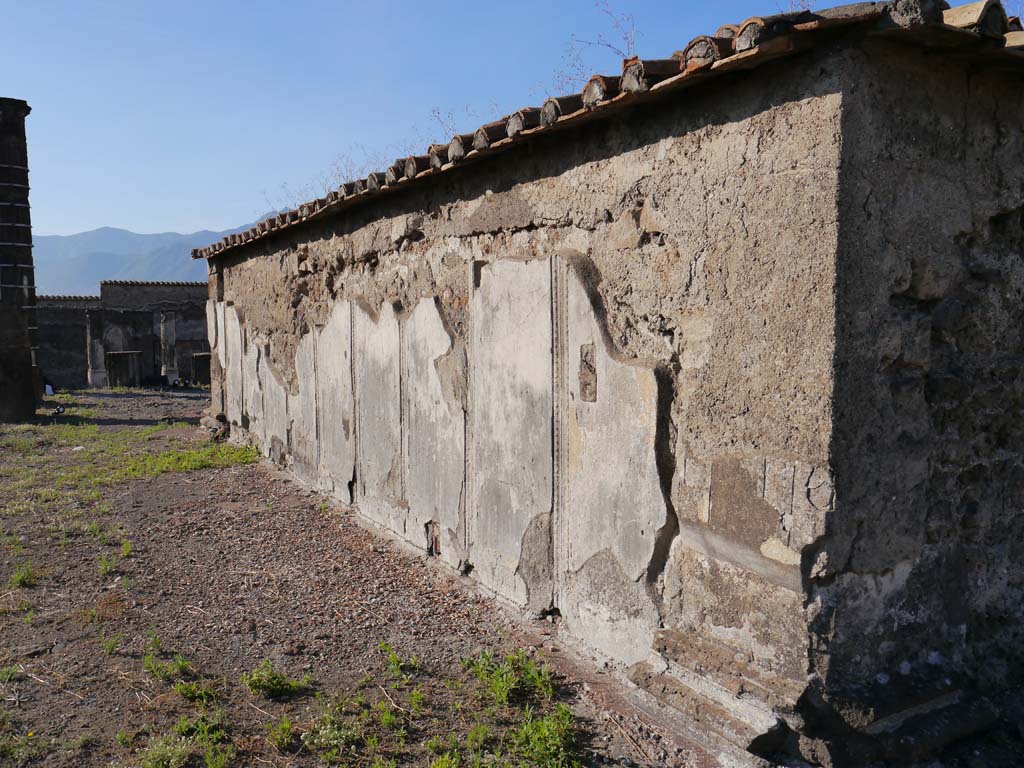 VII.7.32, Pompeii. September 2018. Looking south along exterior east side of cella.
Foto Anne Kleineberg, ERC Grant 681269 DÉCOR.