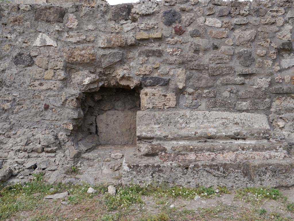 VII.7.32, Pompeii. September 2018. Detail from east side of podium base.
Foto Anne Kleineberg, ERC Grant 681269 DÉCOR.