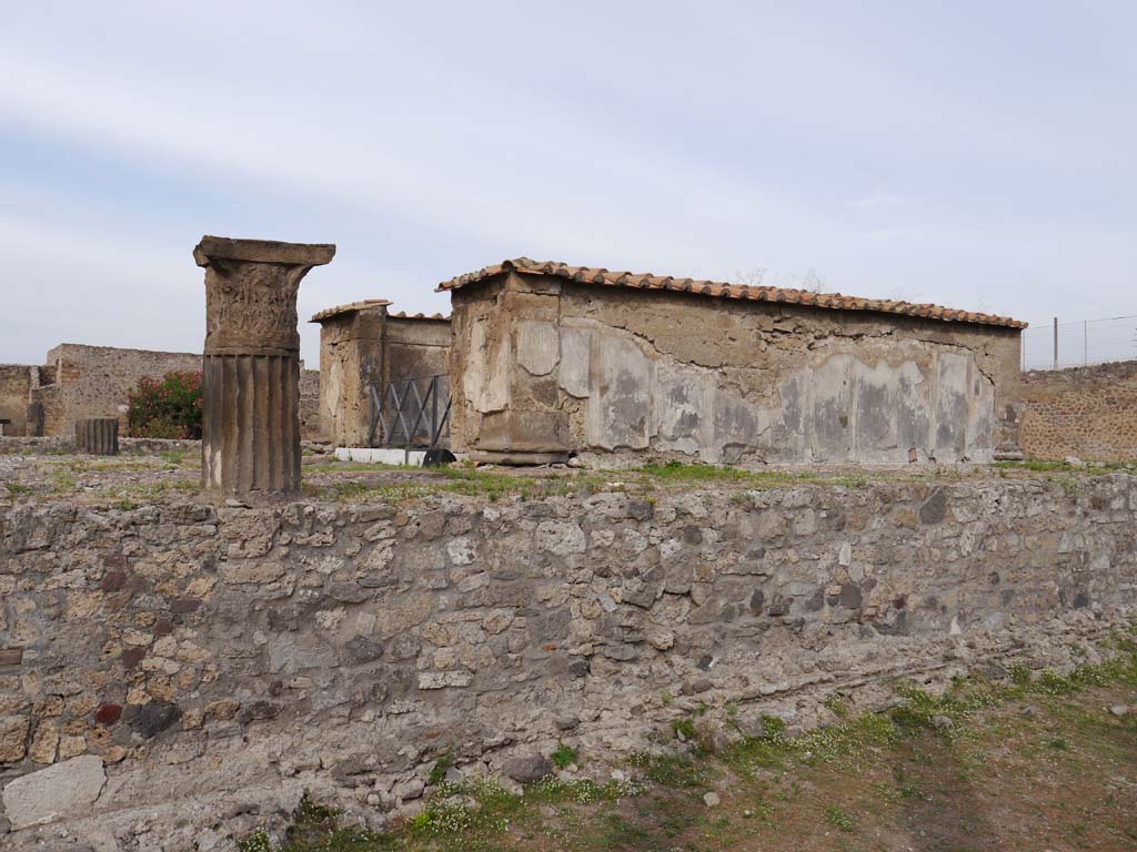 VII.7.32, Pompeii. September 2018. Looking north-west towards the east side of cella and podium.
Foto Anne Kleineberg, ERC Grant 681269 DÉCOR.