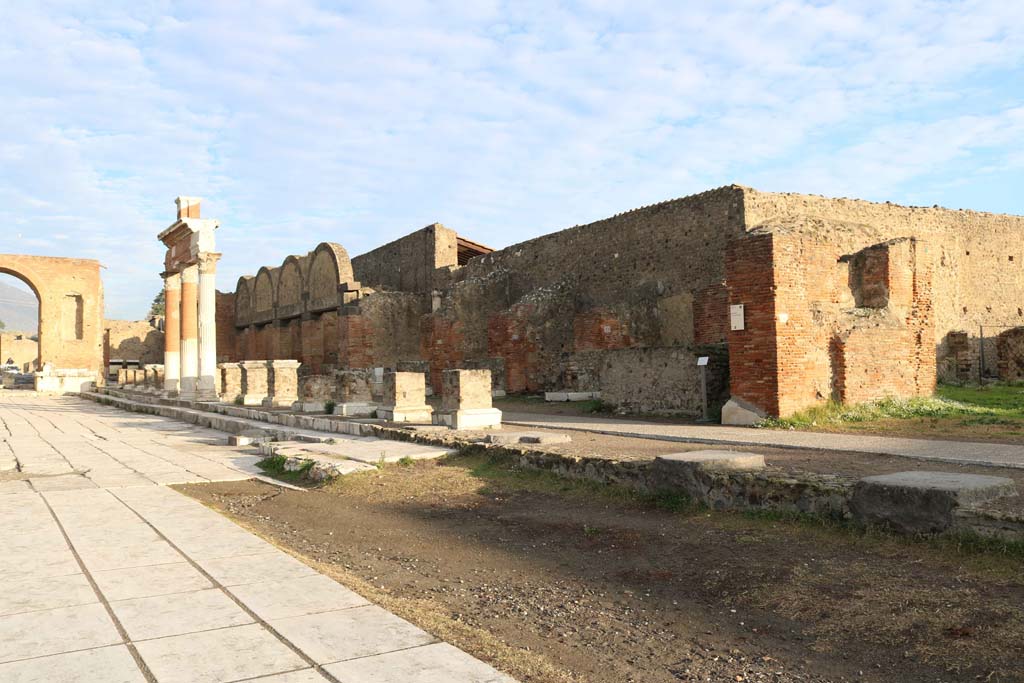 VII.8.00, Pompeii Forum. December 2108.
Looking north along east side in north-east corner, with VII.9.3, on right. Photo courtesy of Aude Durand.