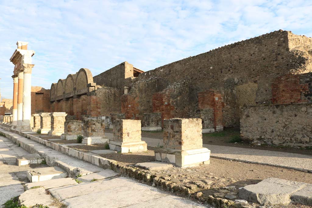 VII.8.00, Pompeii Forum. December 2108.
Looking north along east side of Forum in north-east corner, with line of statue bases. Photo courtesy of Aude Durand.