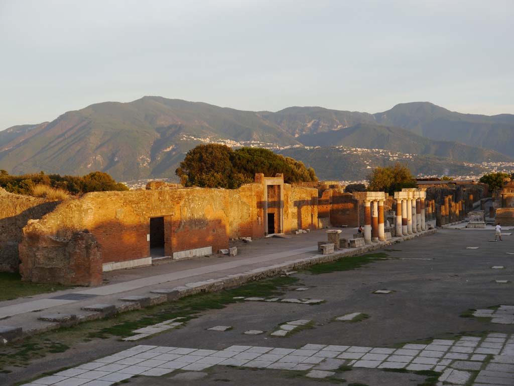 VII.8.00, Pompeii Forum. September 2018. Looking south-east along east side from Temple of Jupiter.
Foto Anne Kleineberg, ERC Grant 681269 DÉCOR.