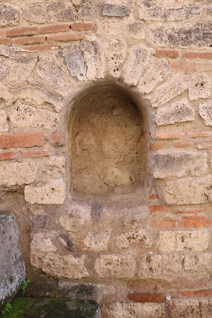 VII.8 Pompeii Forum. December 2018.
Niche of street shrine on outside north wall of Forum. Photo courtesy of Aude Durand.