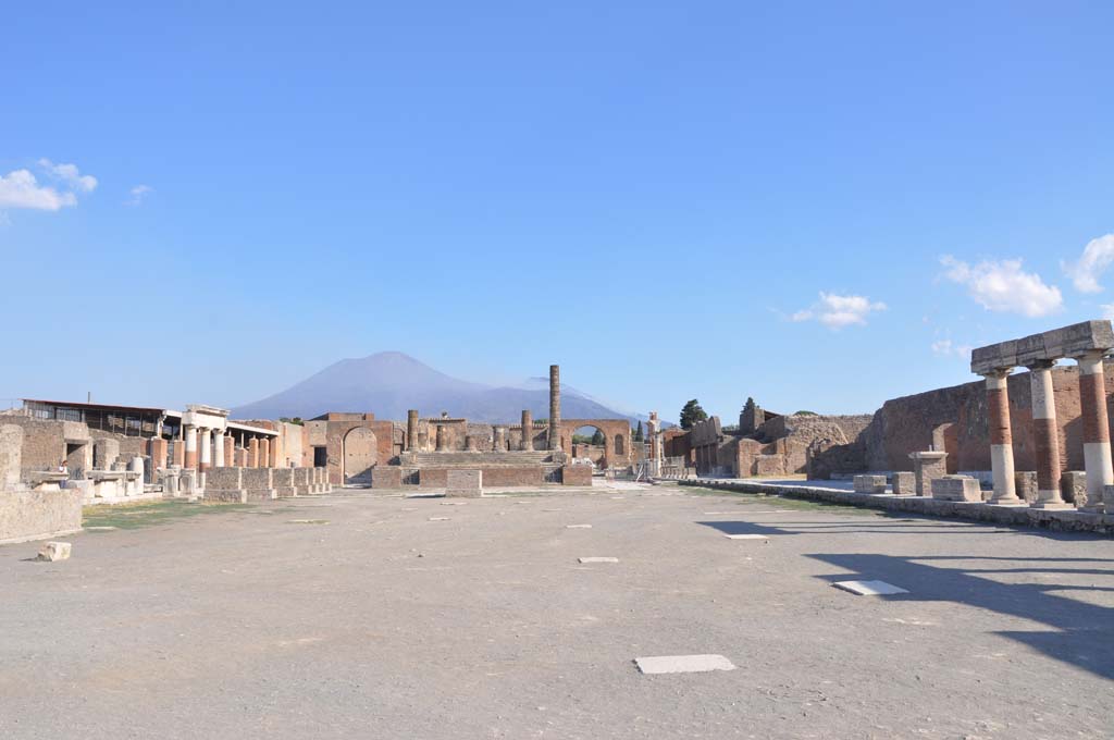 VII.8.00 Pompeii Forum. July 2017. Looking north across Forum towards the Temple of Jupiter, at north end.
Foto Anne Kleineberg, ERC Grant 681269 DÉCOR.