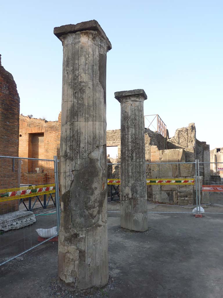 VII.8 Pompeii Forum. October 2014. Looking west along line of columns in south-west corner.
Foto Annette Haug, ERC Grant 681269 DÉCOR.