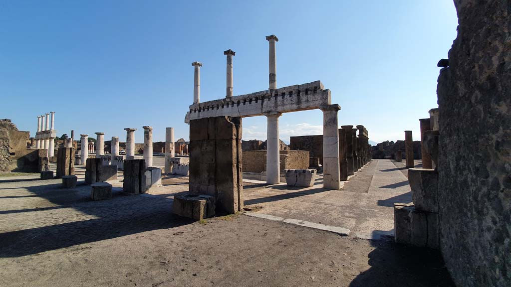 VII.8 Pompeii Forum. July 2021. Looking east from Basilica across south end of Forum.
Foto Annette Haug, ERC Grant 681269 DÉCOR.