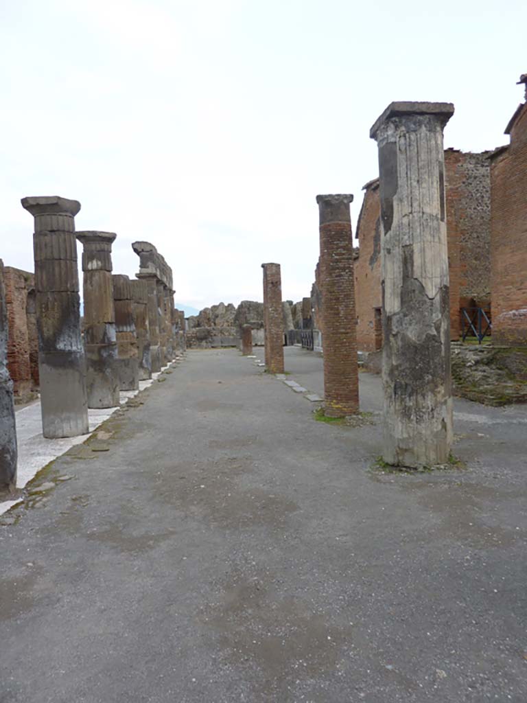VII.8 Pompeii Forum. March 2014. Looking east along south portico of Forum.
Foto Anne Kleineberg, ERC Grant 681269 DÉCOR.