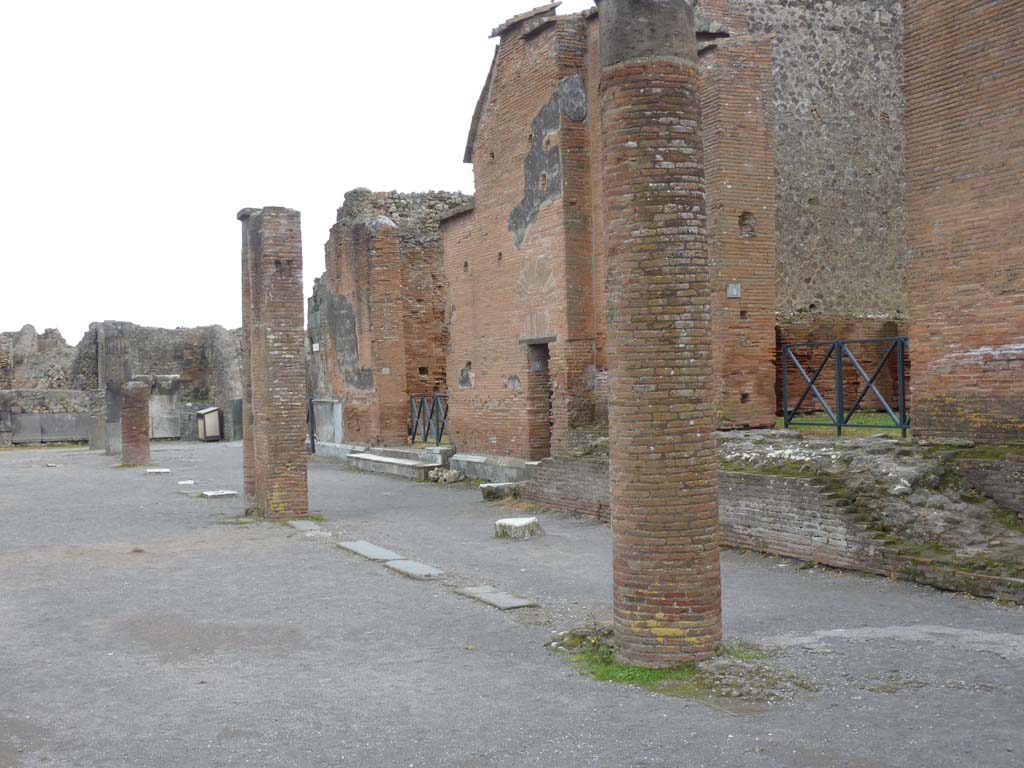 VII.8 Pompeii Forum. March 2014. Looking east along south portico of Forum.
Foto Anne Kleineberg, ERC Grant 681269 DÉCOR.