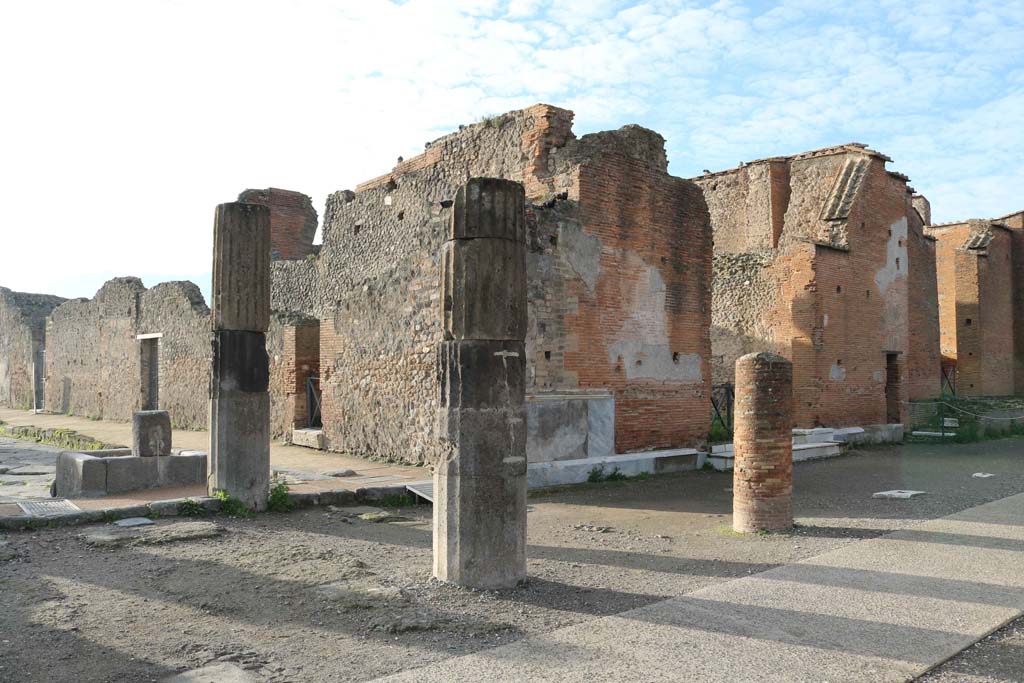 VIII.2. Pompeii. December 2018. Looking southwest at Via delle Scuole (left) and the corner of VIII.2 on the south side of the Forum.
Photo courtesy of Aude Durand.