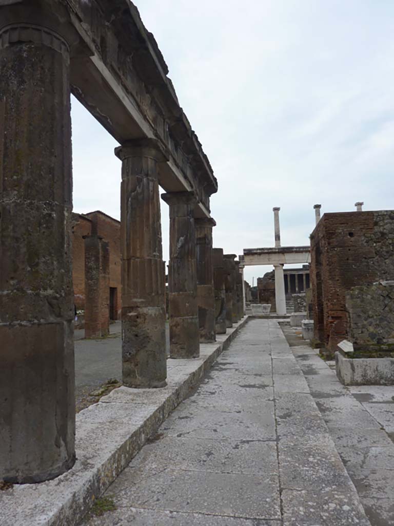VII.8 Pompeii. March 2014. Looking west along south side of forum.
Foto Annette Haug, ERC Grant 681269 DÉCOR.