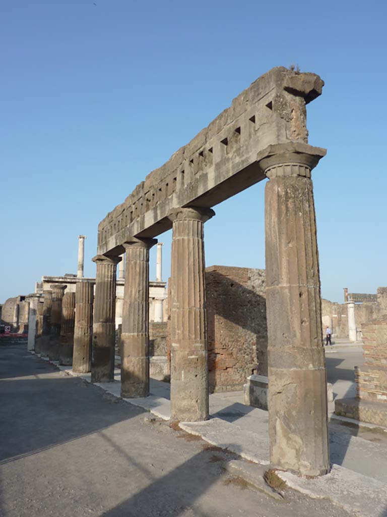 VII.8 Pompeii. South side of forum. October 2014. Looking west along south side of portico.
Foto Annette Haug, ERC Grant 681269 DÉCOR.