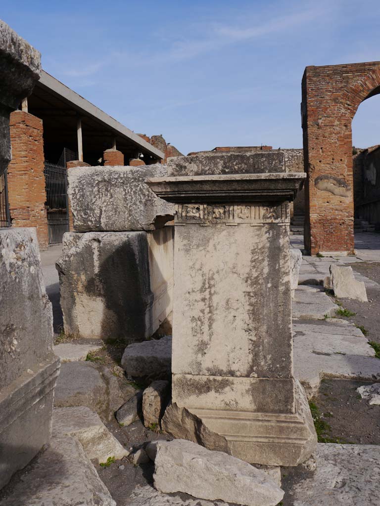 VII.8.00, Pompeii Forum. March 2019.
Looking north to pedestal base for M. Lucretio Decidian Rufo set up by M. Pilonius Rufus in north-west corner.
Foto Anne Kleineberg, ERC Grant 681269 DÉCOR.