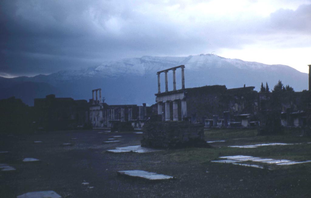 VII.8 Pompeii. February 1952.
Looking south-west across Forum. Note the horizontal beams at the top of the upper rows of columns.
Photo courtesy of John Vanko. His father took this photo in 1952, identical to the one above.