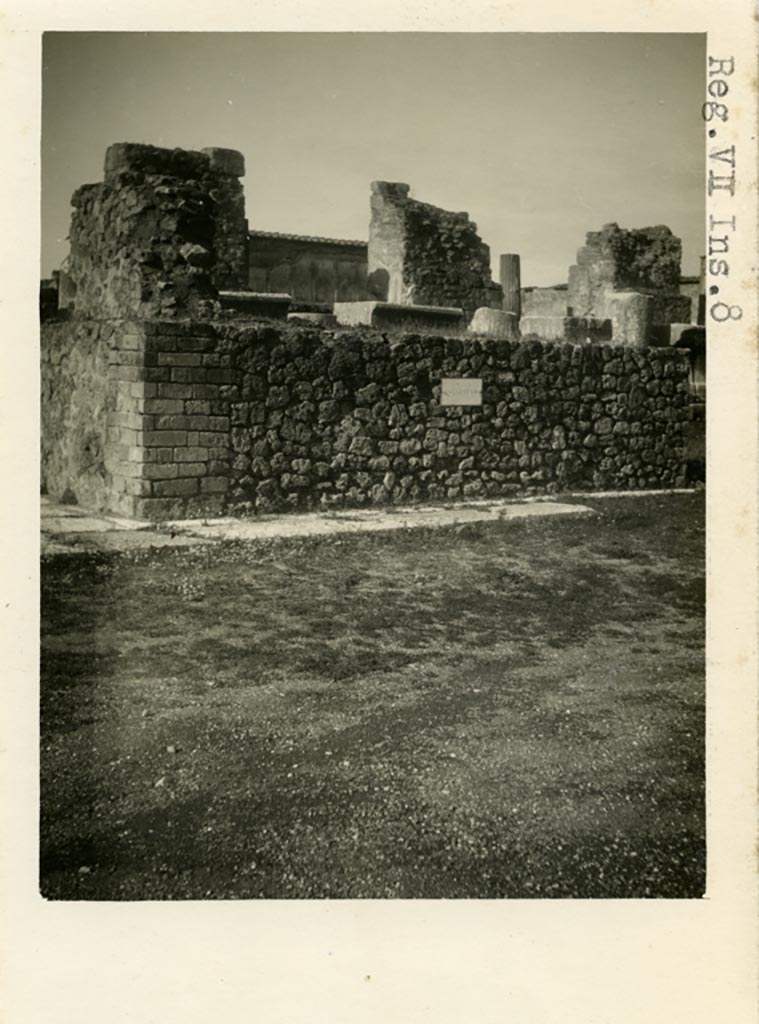 VII.8 Pompeii Forum. Pre-1937-39.
Looking west towards “suggestum”, or base, on north side of two-tier portico. At the rear is the Temple of Apollo.
Photo courtesy of American Academy in Rome, Photographic Archive. Warsher collection no. 123.
