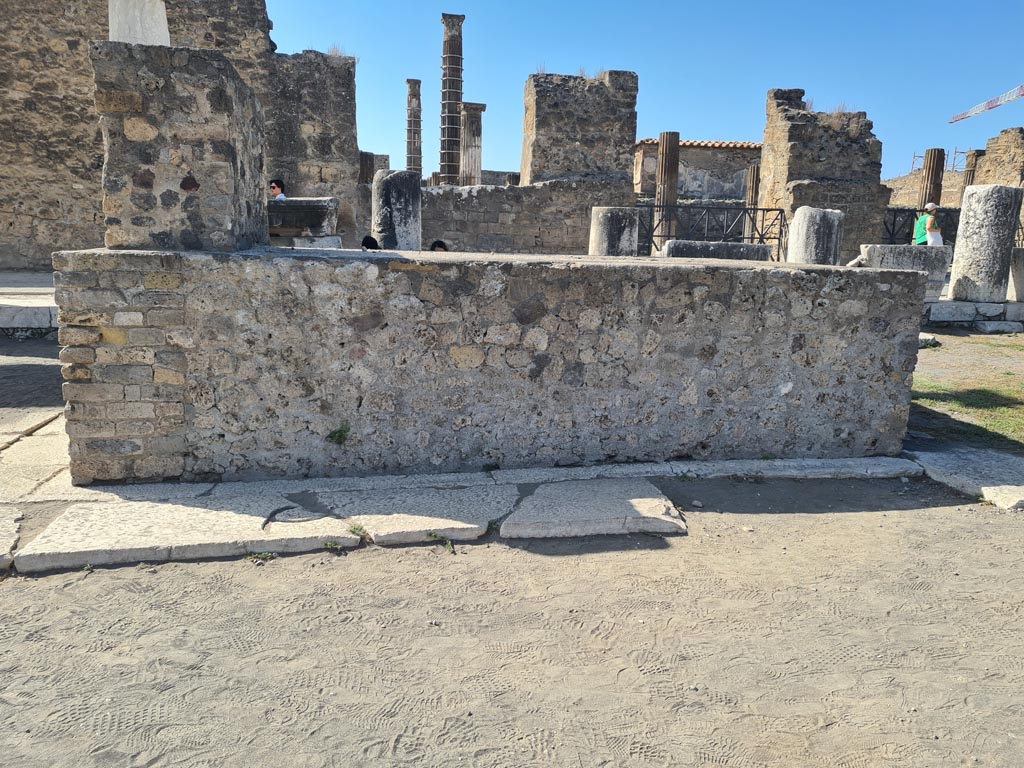 VII.8 Pompeii Forum. October 2023.
Looking west towards east side of base with remaining letter Q, still visible. Photo courtesy of Klaus Heese.